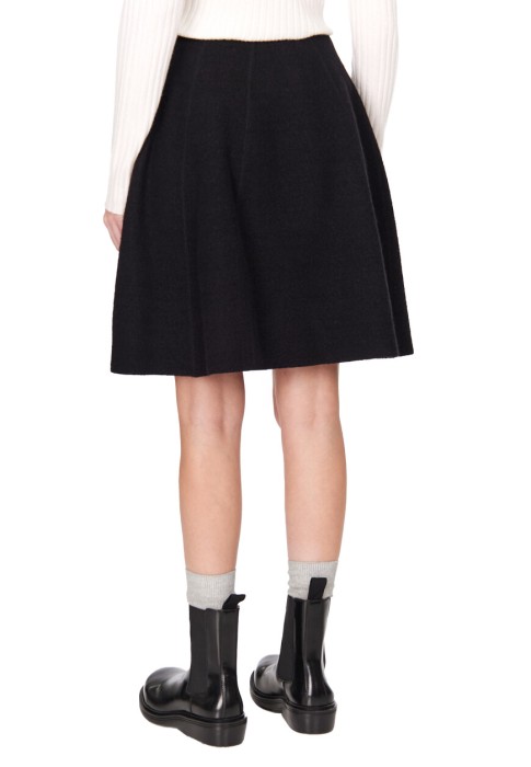 Товар черного цвета с внутренней стороны