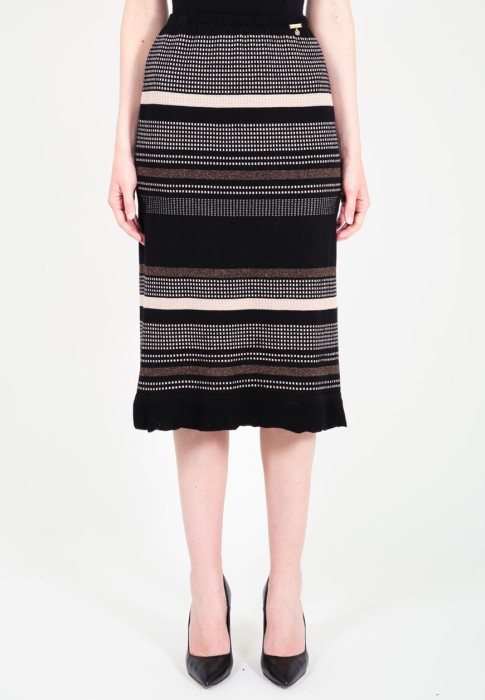 Товар черного цвета с внутренней стороны