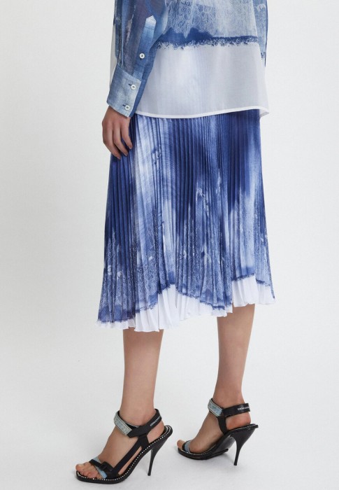 Товар синего цвета с внутренней стороны