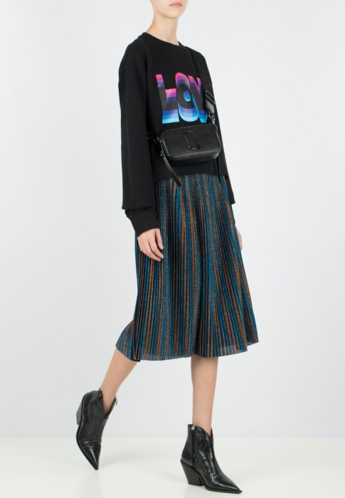 Товар коричневого цвета с внутренней стороны