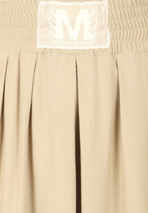 Товар бежевого цвета с внутренней стороны