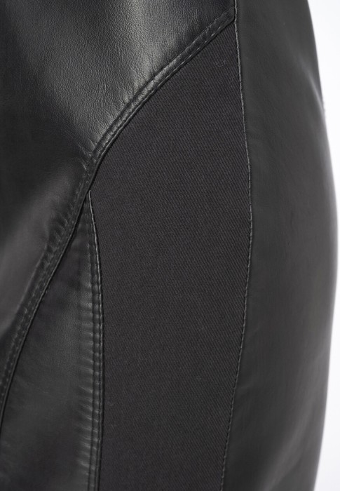 Товар черного цвета с внутренней стороны