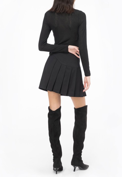 Товар черного цвета с внутренней стороны