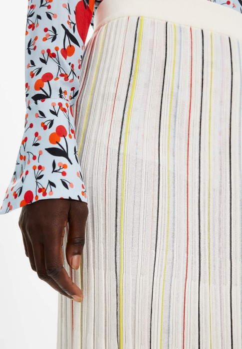 Товар бежевого цвета с внутренней стороны