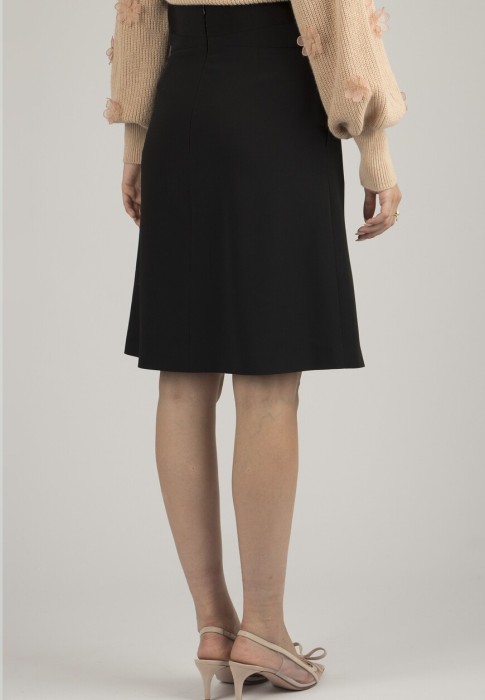 Товар черного цвета с внутренней стороны