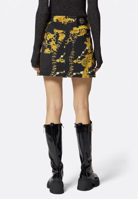 Товар черного цвета с внутренней стороны