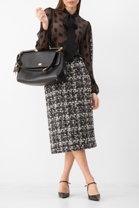 Товар черного цвета с внутренней стороны