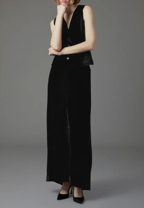 Товар черного цвета с внутренней стороны