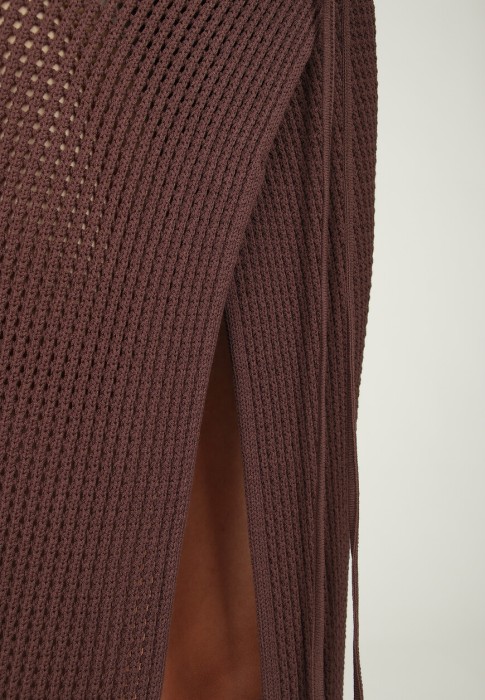 Товар коричневого цвета с внутренней стороны