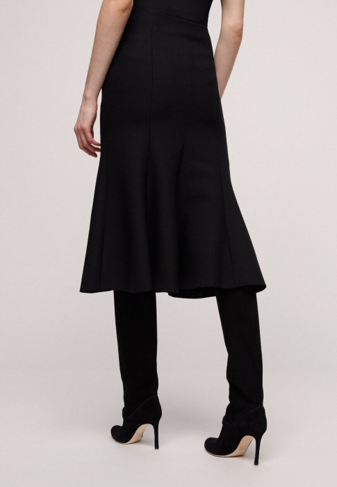 Товар черного цвета с внутренней стороны