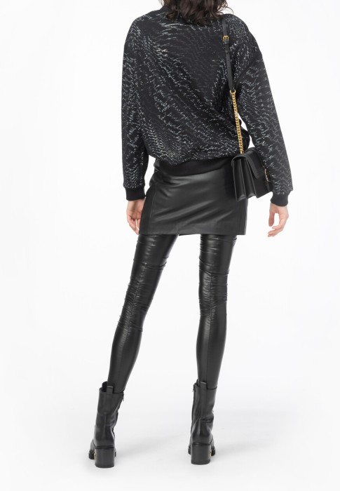 Товар черного цвета с внутренней стороны