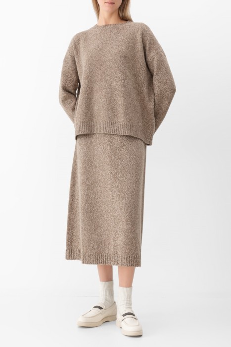 Товар коричневого цвета с внутренней стороны