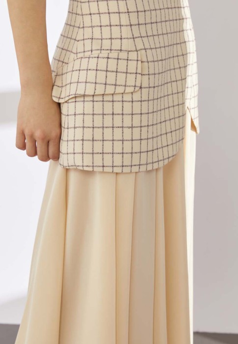 Товар бежевого цвета с внутренней стороны