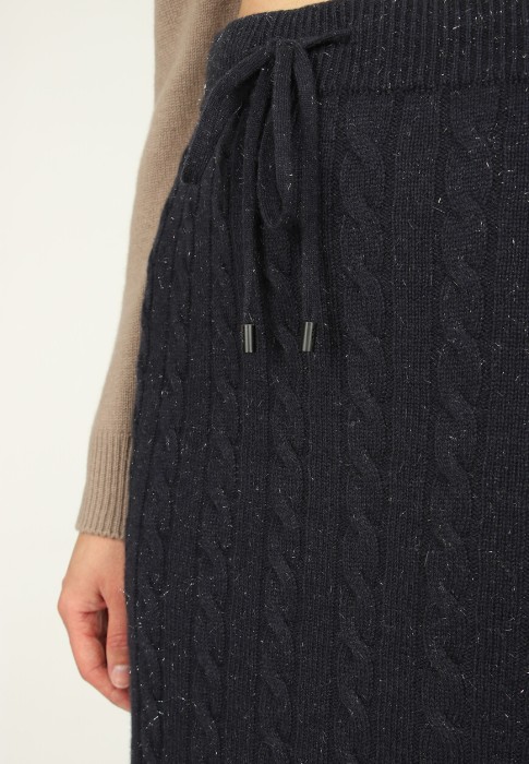 Товар синего цвета с внутренней стороны