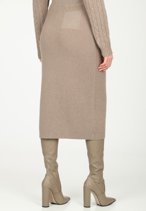 Товар коричневого цвета с внутренней стороны