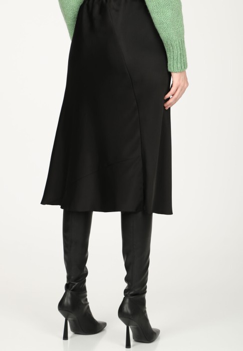 Товар черного цвета с внутренней стороны