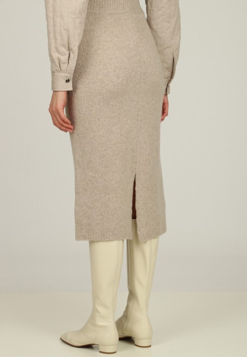 Товар бежевого цвета с внутренней стороны