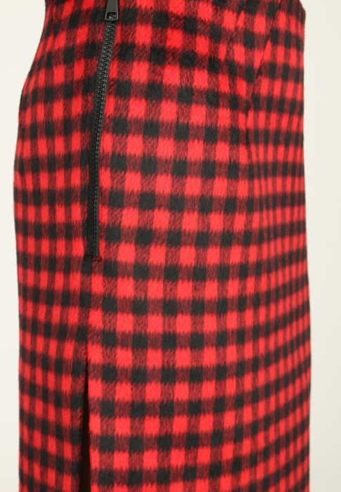 Товар красного цвета с внутренней стороны