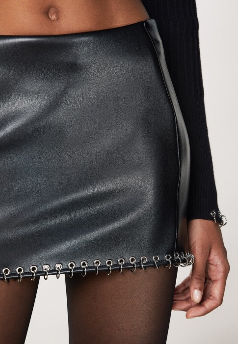 Товар черного цвета с внутренней стороны