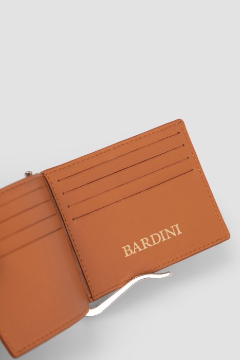 Товар коричневого цвета с внутренней стороны