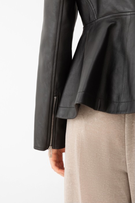 Товар черного цвета с внутренней стороны