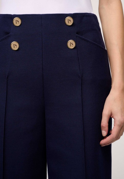 Товар синего цвета с внутренней стороны