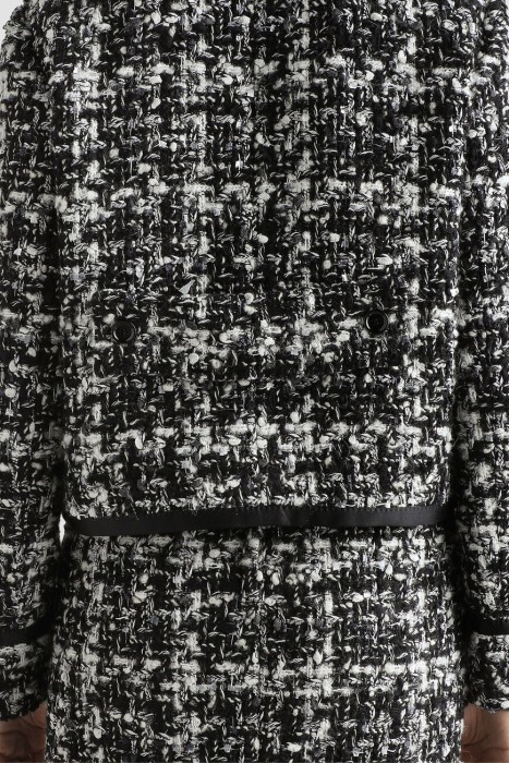 Товар черного цвета с внутренней стороны