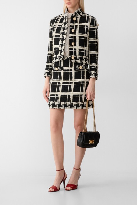 Товар черного цвета с внутренней стороны