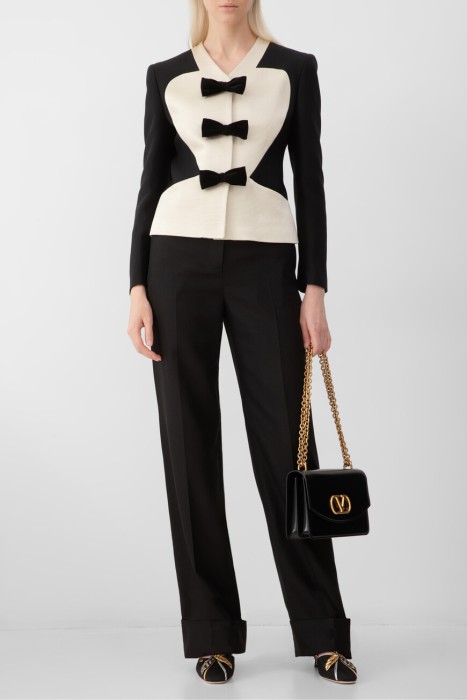 Товар черного цвета с внутренней стороны