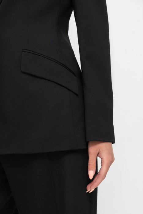 Товар черного цвета с внутренней стороны