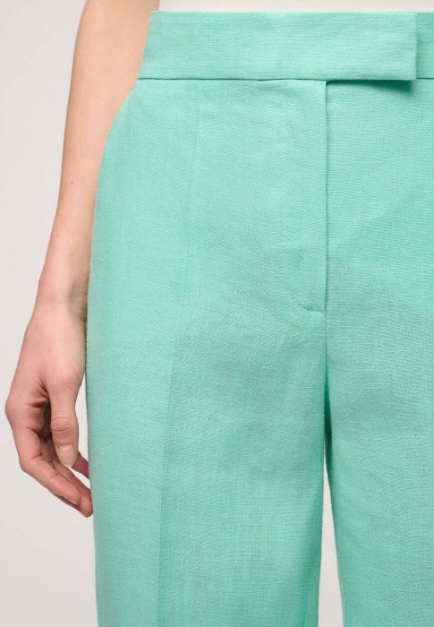 Товар зеленого цвета с внутренней стороны