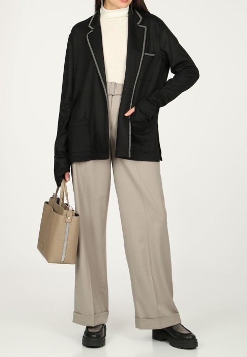 Товар черного цвета с внутренней стороны