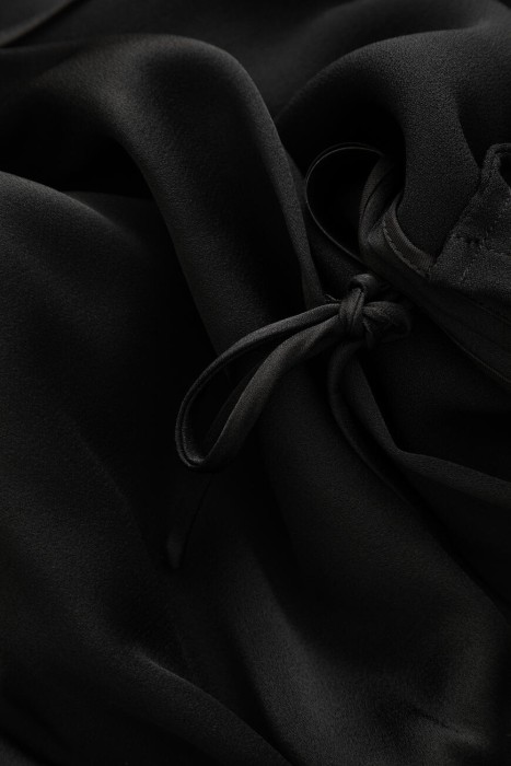 Товар черного цвета с внутренней стороны