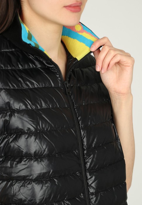 Товар черного цвета с внутренней стороны