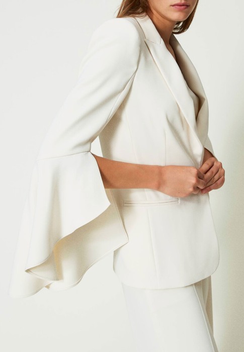 Товар белого цвета с внутренней стороны