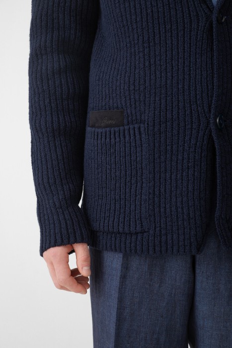 Товар синего цвета с внутренней стороны