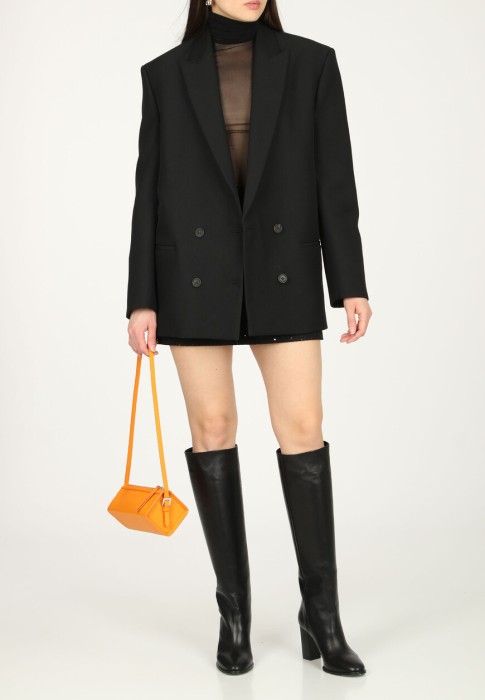 Товар черного цвета с внутренней стороны