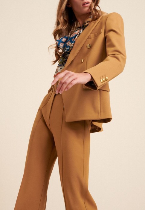 Товар коричневого цвета с внутренней стороны