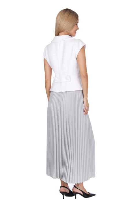 Товар белого цвета с внутренней стороны