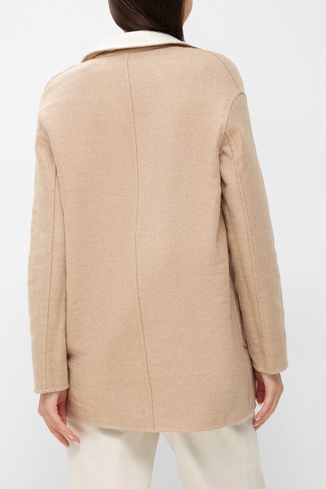 Товар бежевого цвета с внутренней стороны