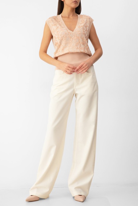 Товар бежевого цвета с внутренней стороны