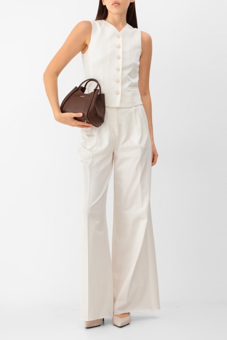 Товар белого цвета с внутренней стороны