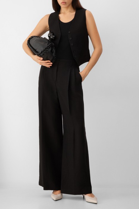 Товар черного цвета с внутренней стороны