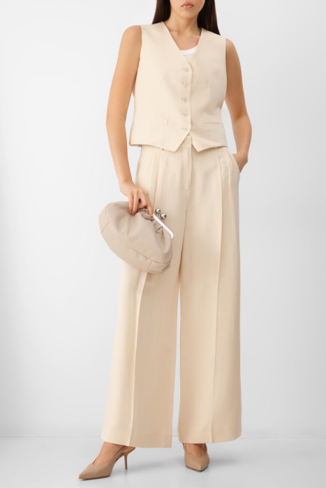 Товар бежевого цвета с внутренней стороны