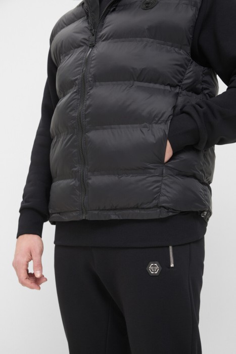 Товар черного цвета с внутренней стороны