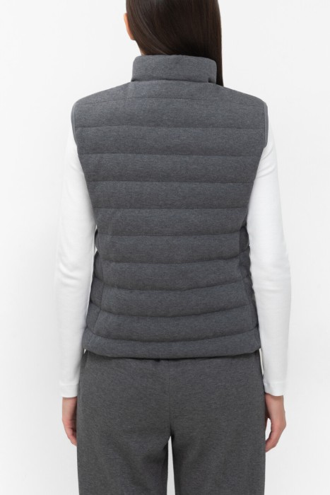жилет  модель в спортивном стиле от бренда brunello cucinelli вид слева
