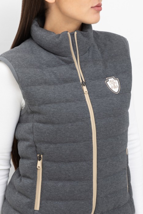 жилет  модель в спортивном стиле из италии вид сбоку