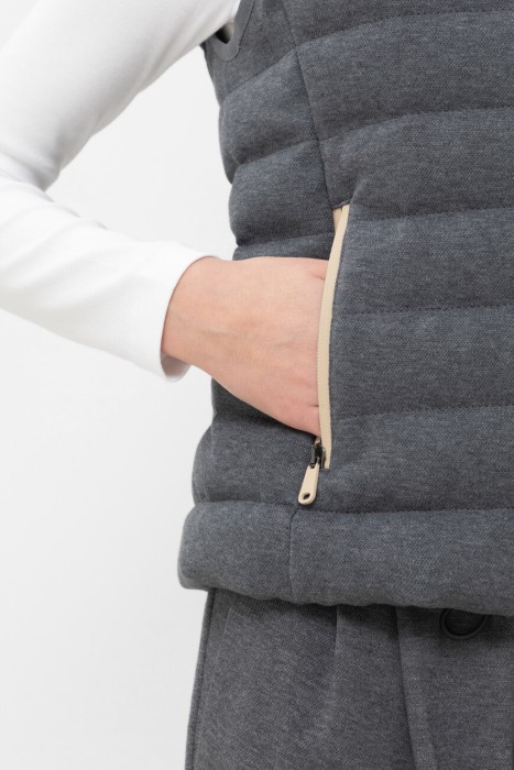 Товар серого цвета с внутренней стороны