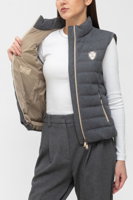 жилет  модель в спортивном стиле из хлопка спереди