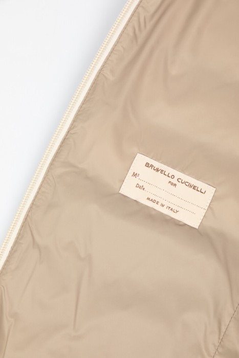 жилет  модель в спортивном стиле вид сзади